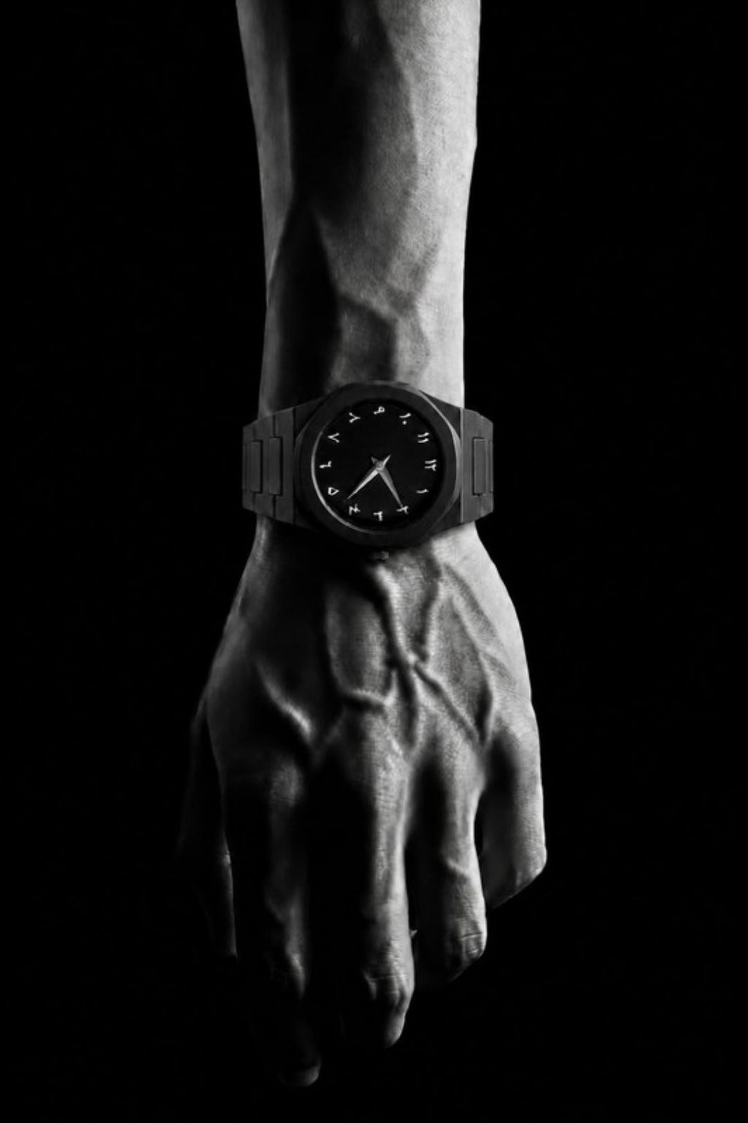 Royal Obsidian Arabic Black no pulso